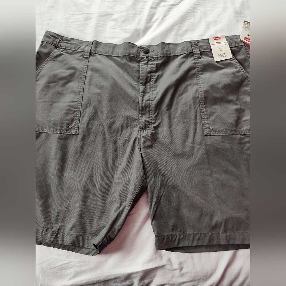 WRANGLER NWT Men's Classic Flex Waist Hiking Shorts. Size 48. 9" Inseam.